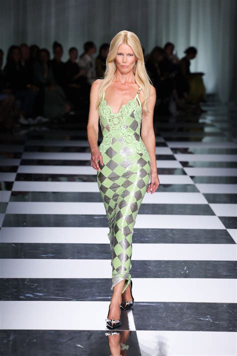 versace claudia schiffer|Claudia Schiffer runway.